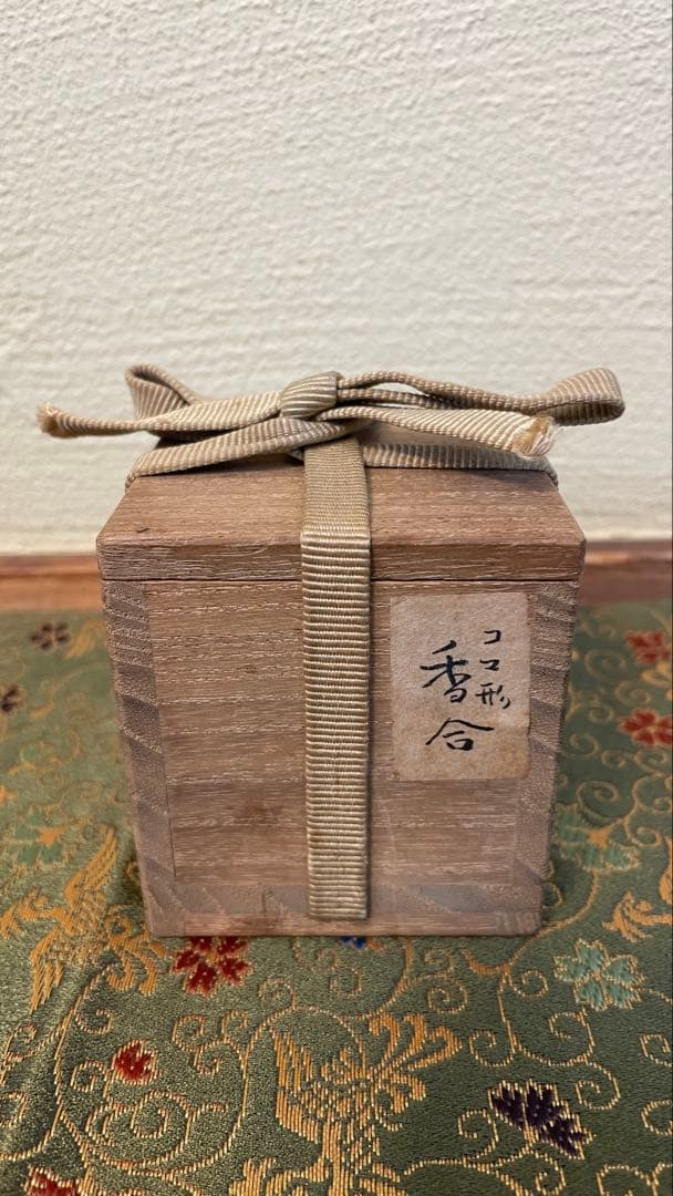 古志野/コマ形香合　木箱付　茶道具