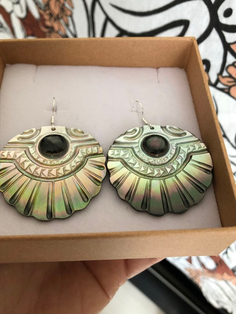 タヒチ産　黒蝶貝彫刻ピアス