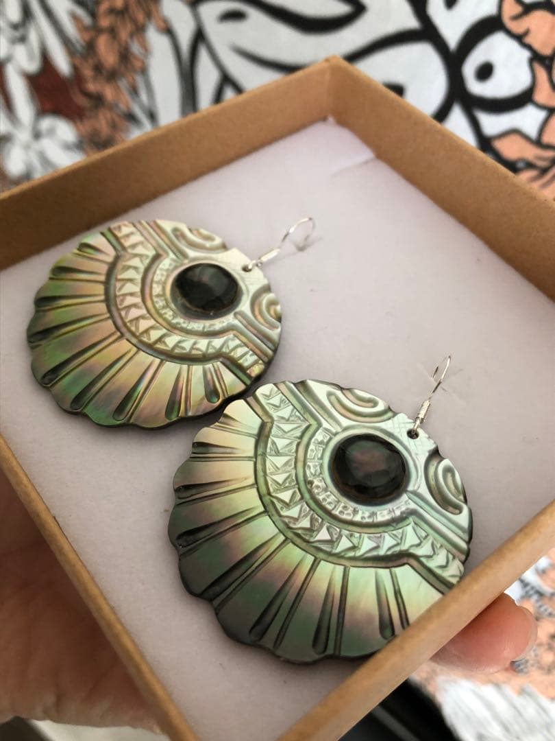タヒチ産　黒蝶貝彫刻ピアス
