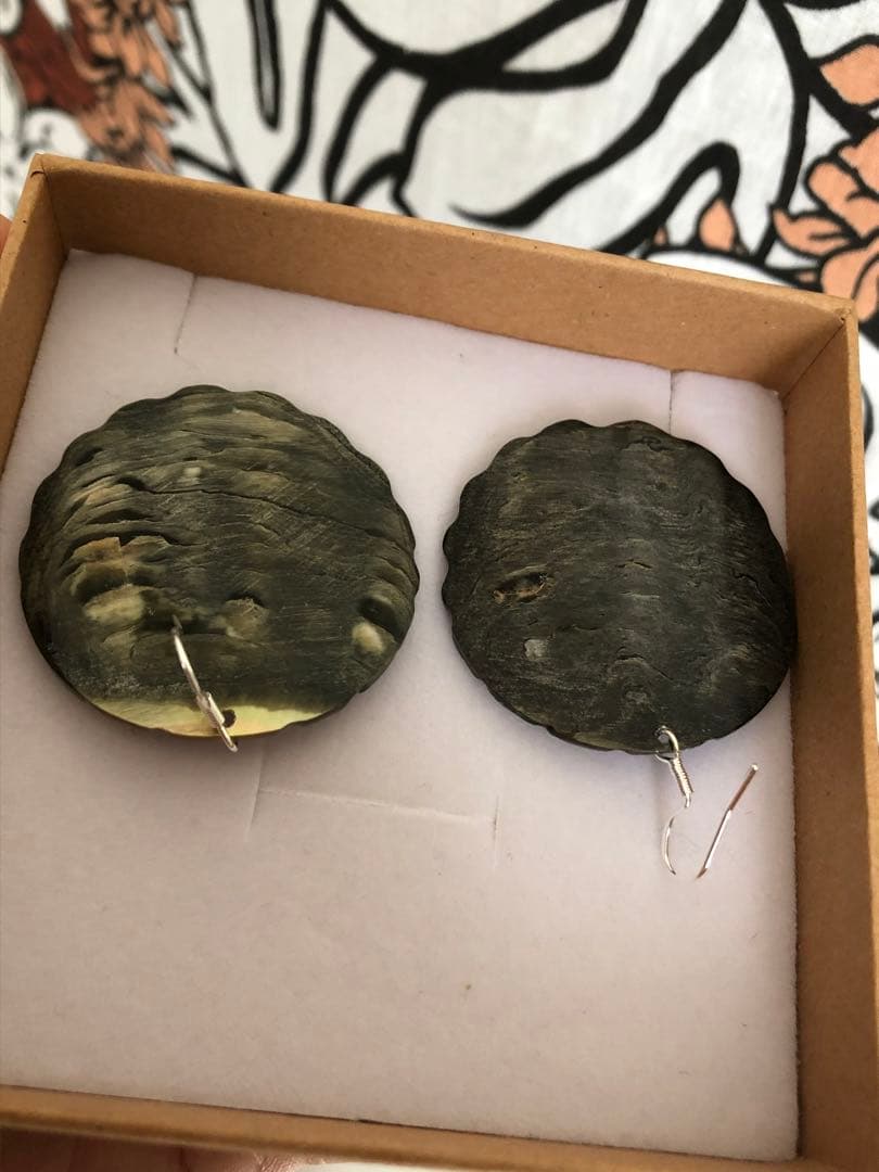 タヒチ産　黒蝶貝彫刻ピアス