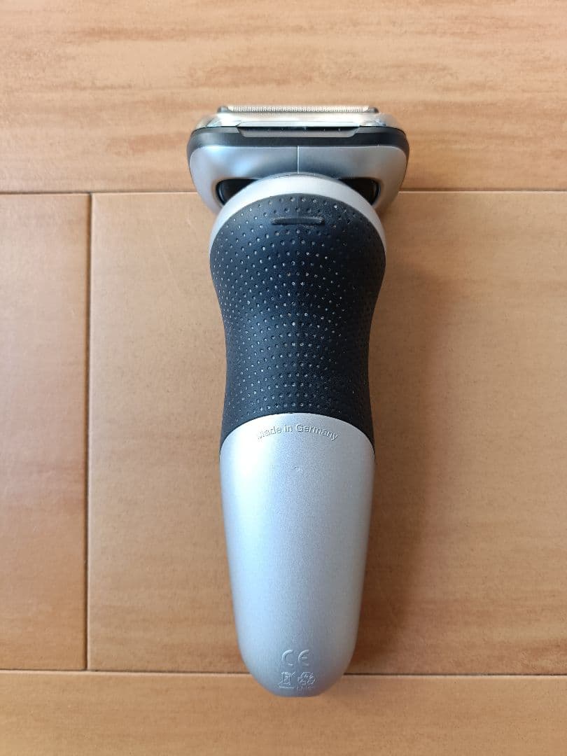 BRAUN S7 メンズ電気シェーバー 本体と付属品
