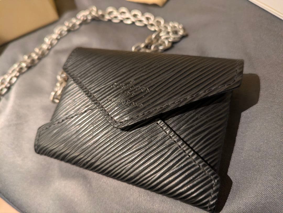 Louis Vuitton エピレザー 小銭入れ チェーン付き