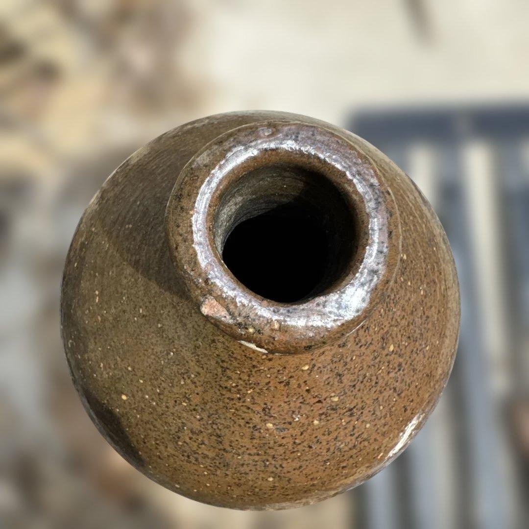 茶色の陶器ボトル高さ約２５、最大径約１６、底径１０.4、口内径約2.４センチ