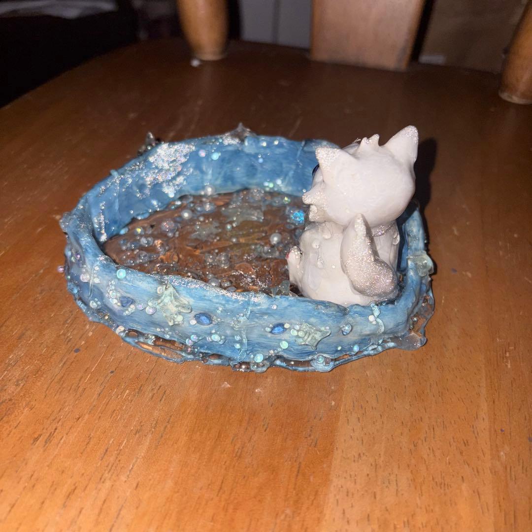 星を抱える白猫の小物入れ。