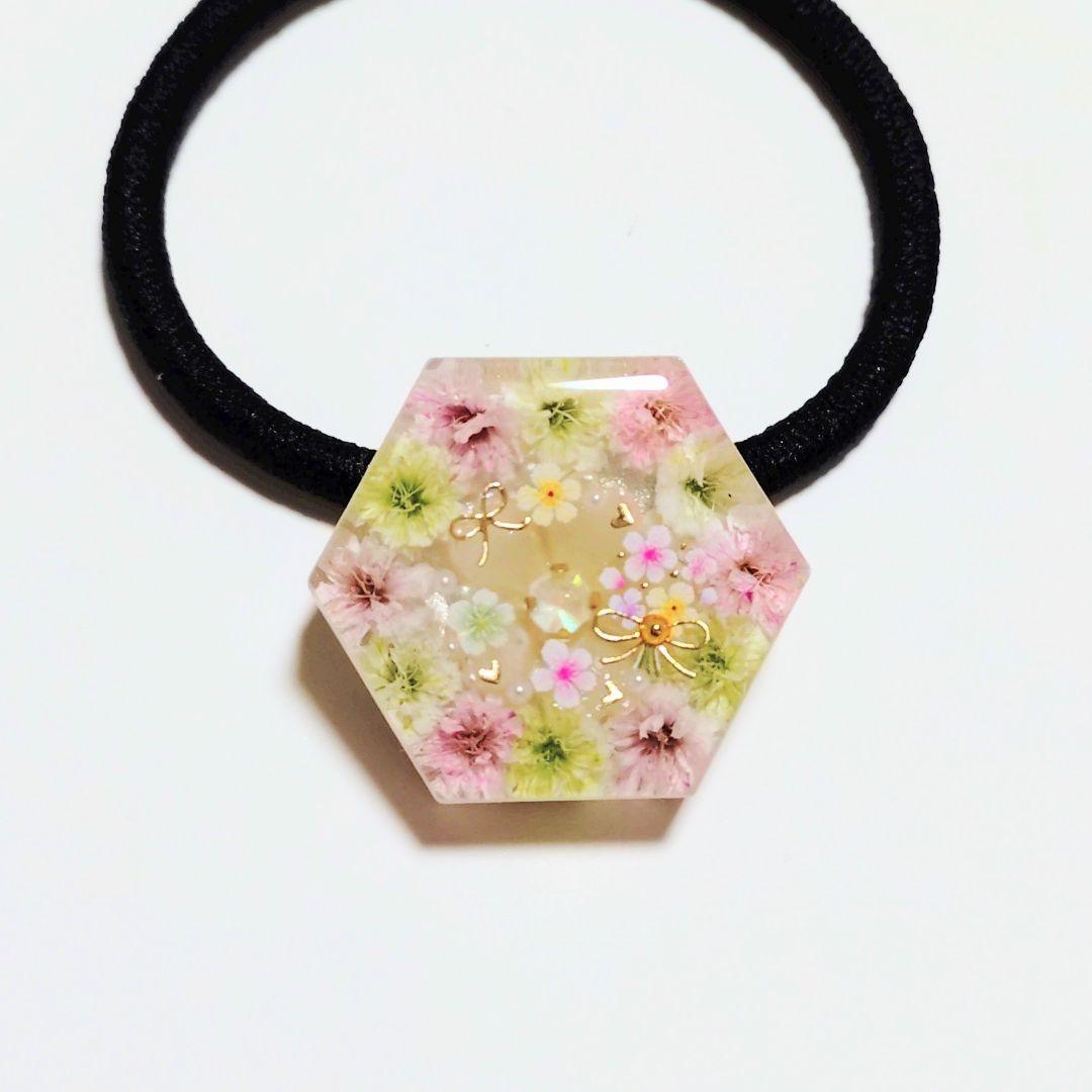 No.611　レジン ヘアゴム キーホルダー ピンバッジ フラワーカスミソウ