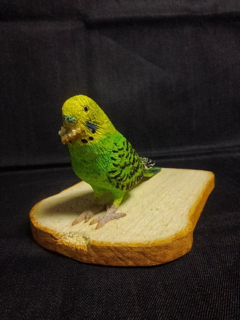 実物大 木彫りのセキセイインコと食パン