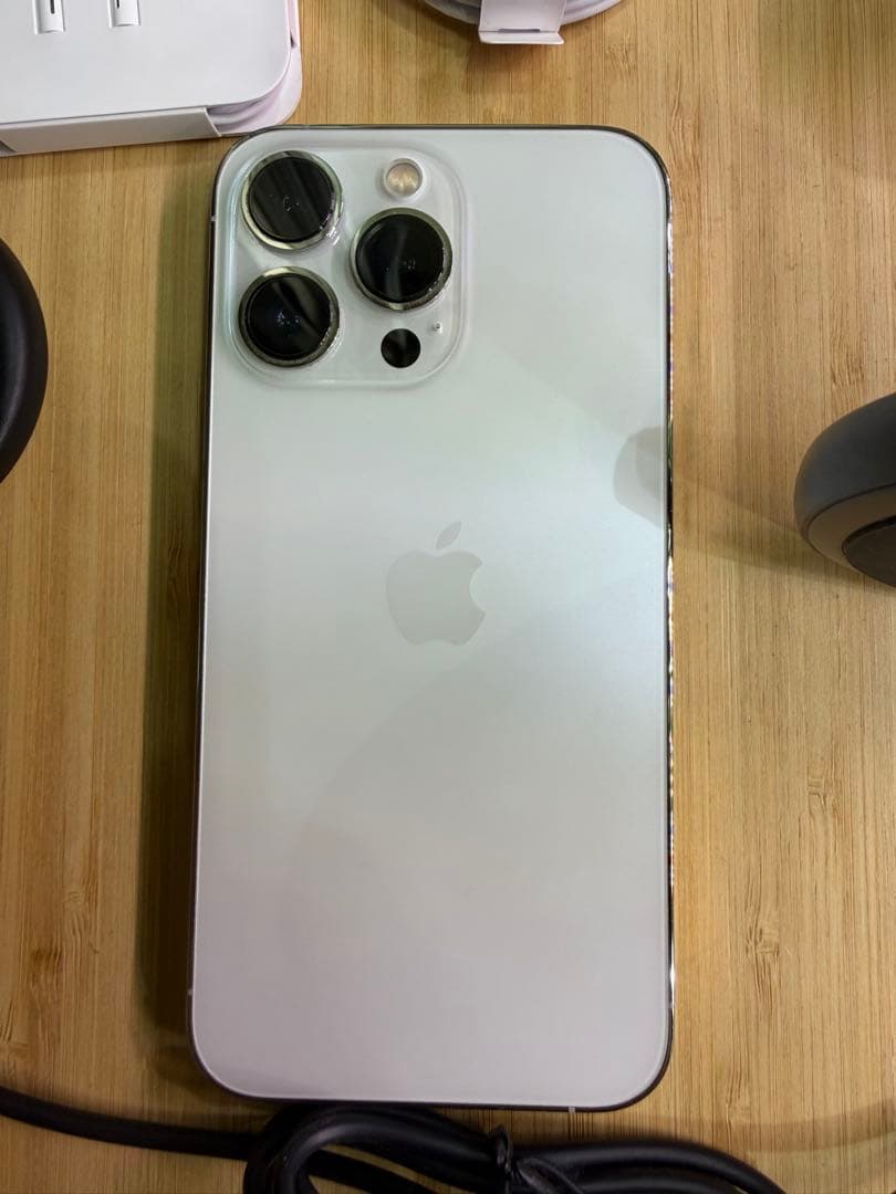 iPhone 13 Pro 本体 付属品大量　充電器・ケーブル付き