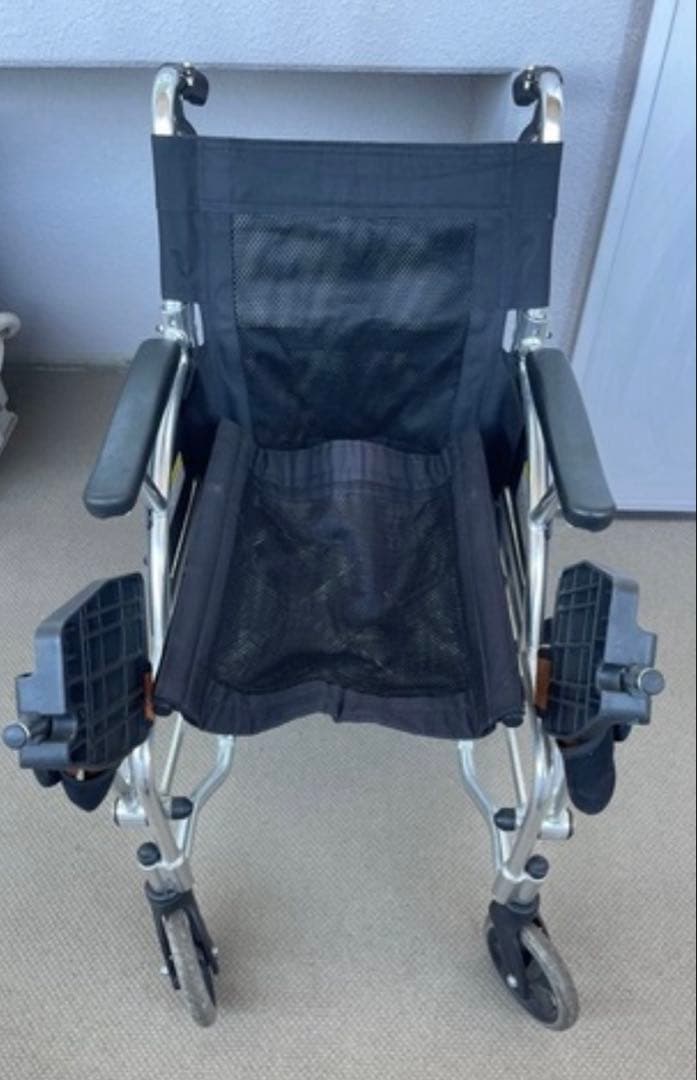 カドクラ　介助用車椅子