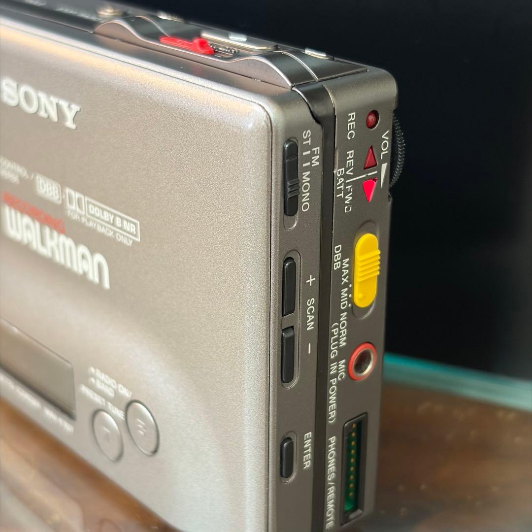 SONY ソニー カセットウォークマン WM-F707 & 充電器　ジャンク扱い