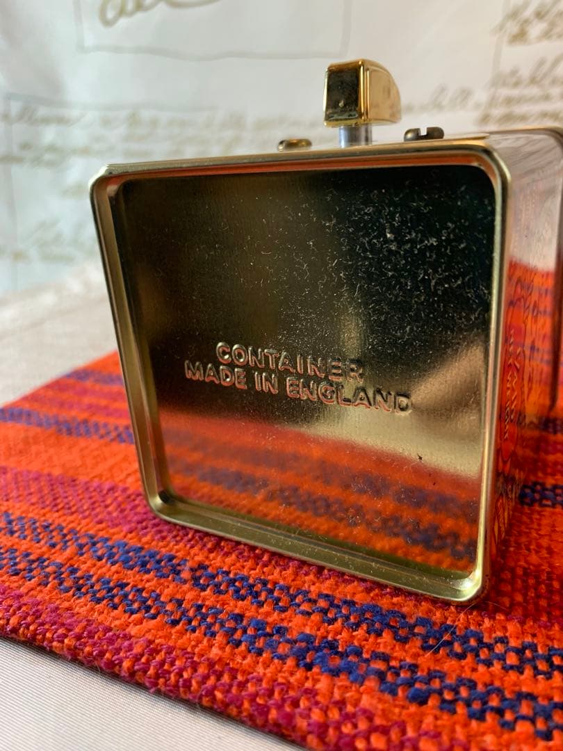 イギリス製　アンティーク雑貨　素敵な缶の時計とタイマーの2点セット新品未使用品！