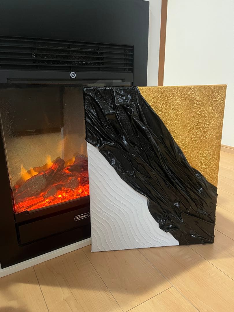 立体的な黒と金のアート作品