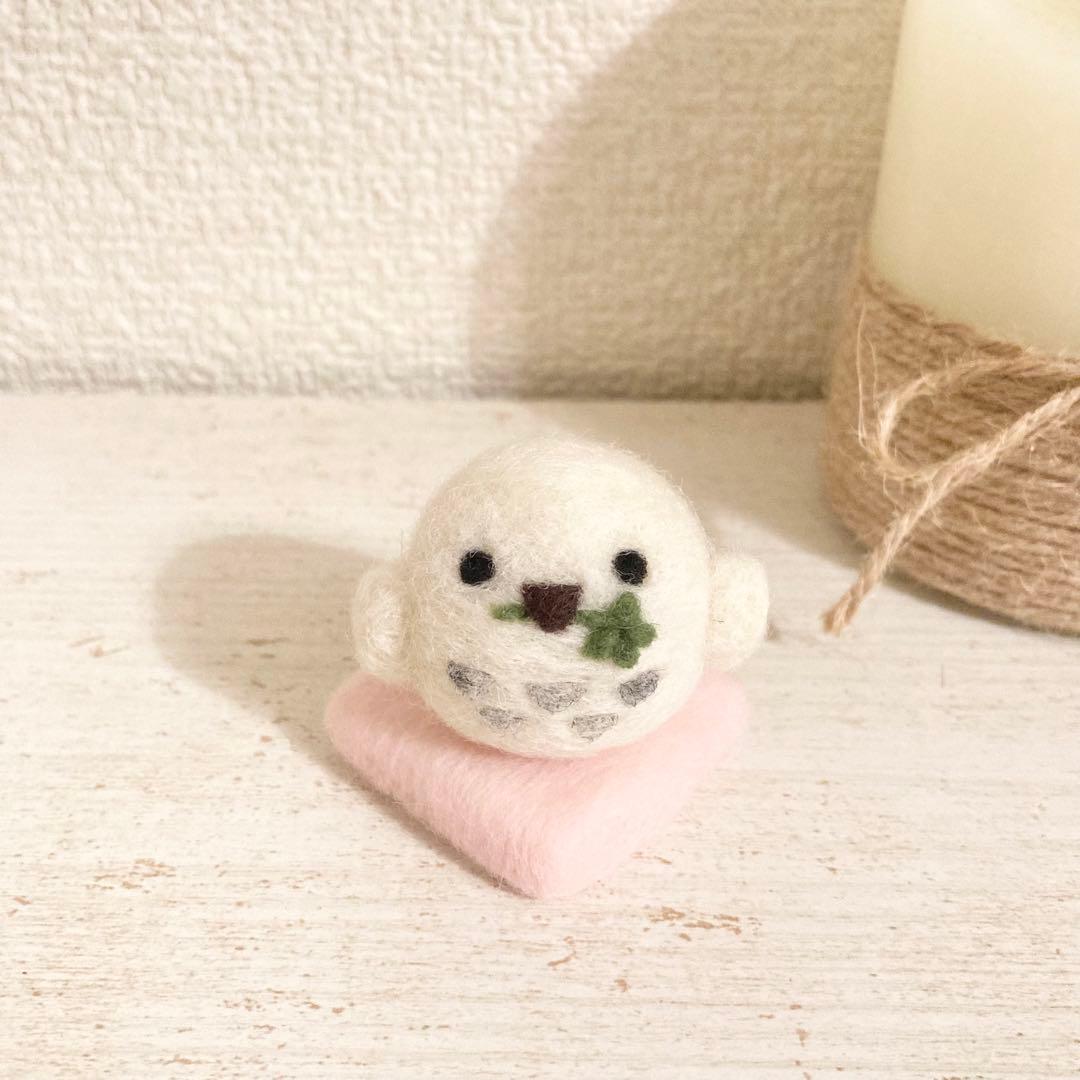 ラッキーモチーフ！小さな白ふくろうさん　羊毛フェルト