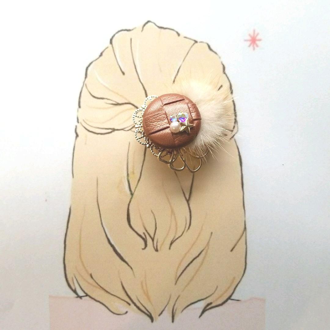 レザーとファーのポニーフック