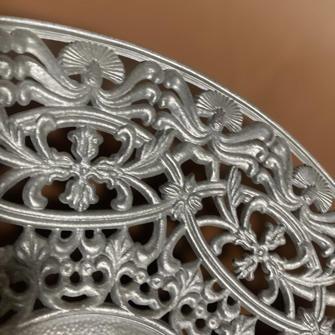 繊細な透かし彫り（フィリグリー）金属製の装飾プレート