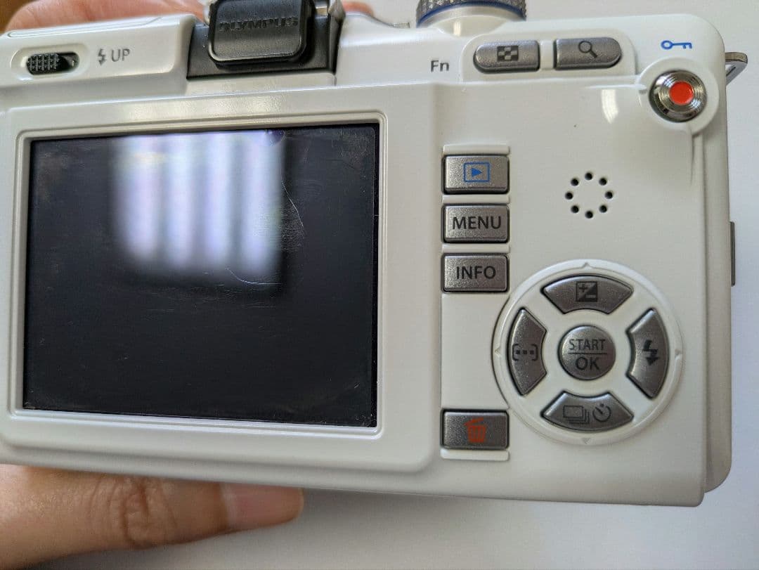 OLYMPUS E-PL1ミラーレス一眼 レンズキット ホワイト【動作確認済み】