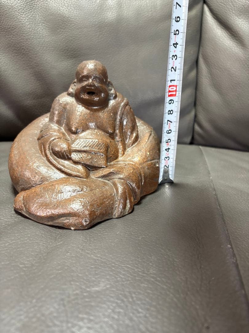 七福神の一人である「布袋様（ほていさま）」の置物