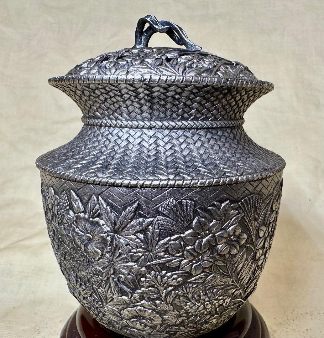 「銘栄」銘刻印・銀メッキ銅製・七草紋彫刻香炉
