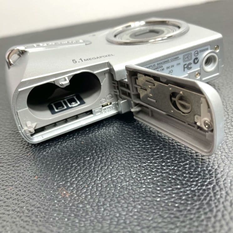 美品★OLYMPUS FE-130 コンパクトデジタルカメラ 単3電池使用
