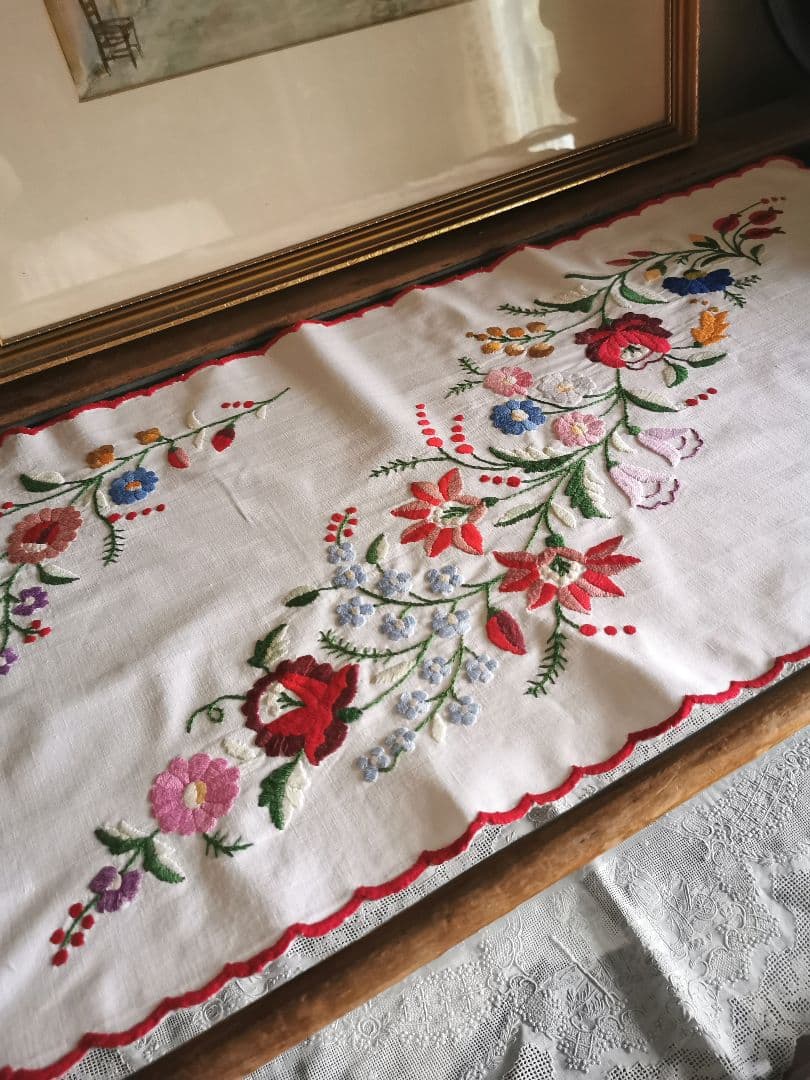 アンティークハンガリー カロチャ刺繍 色糸花刺繍 スカラップリム クロスランナー