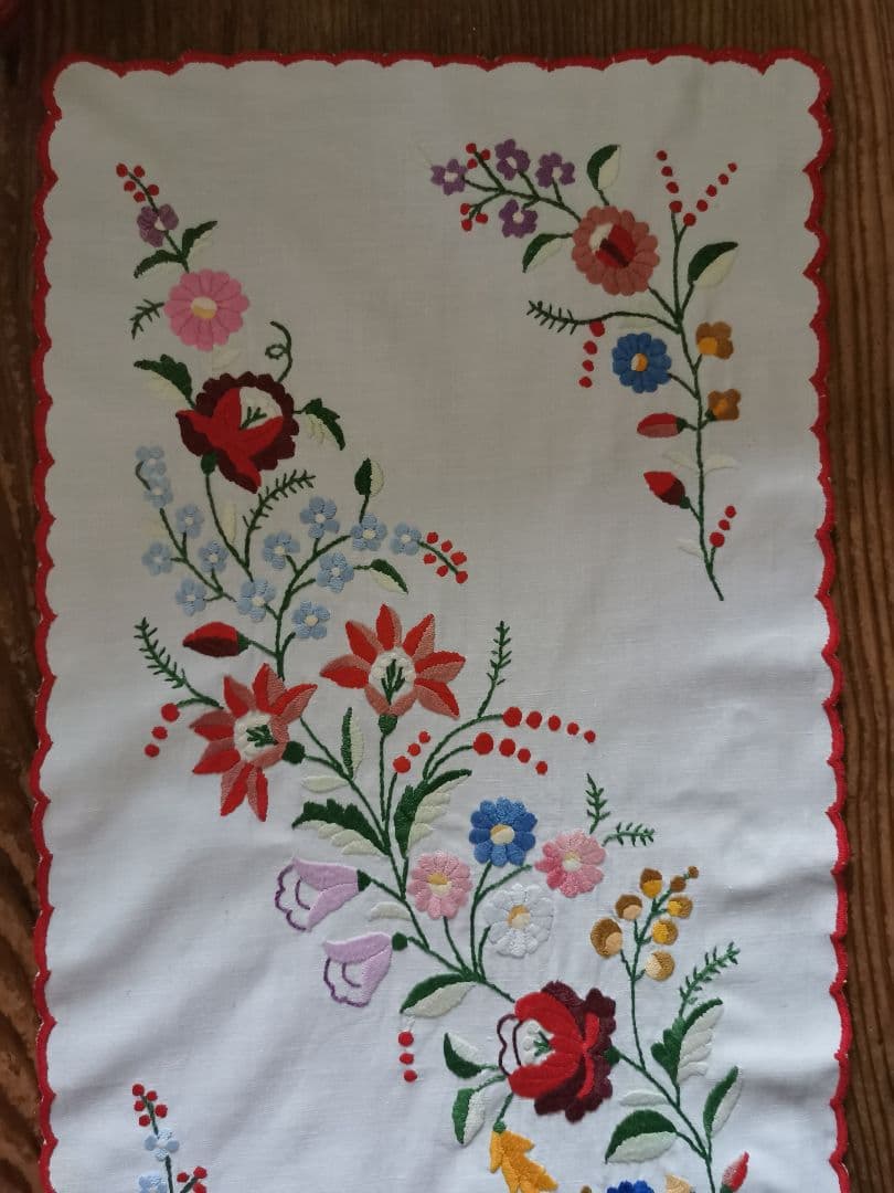 アンティークハンガリー カロチャ刺繍 色糸花刺繍 スカラップリム クロスランナー