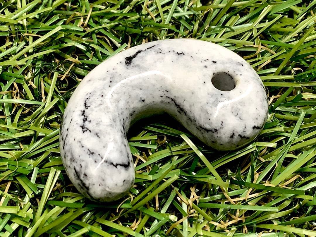 ✳何処にもありません‼️カルセドニー材料勾玉　限定品最後の1点// 糸魚川翡翠勾玉