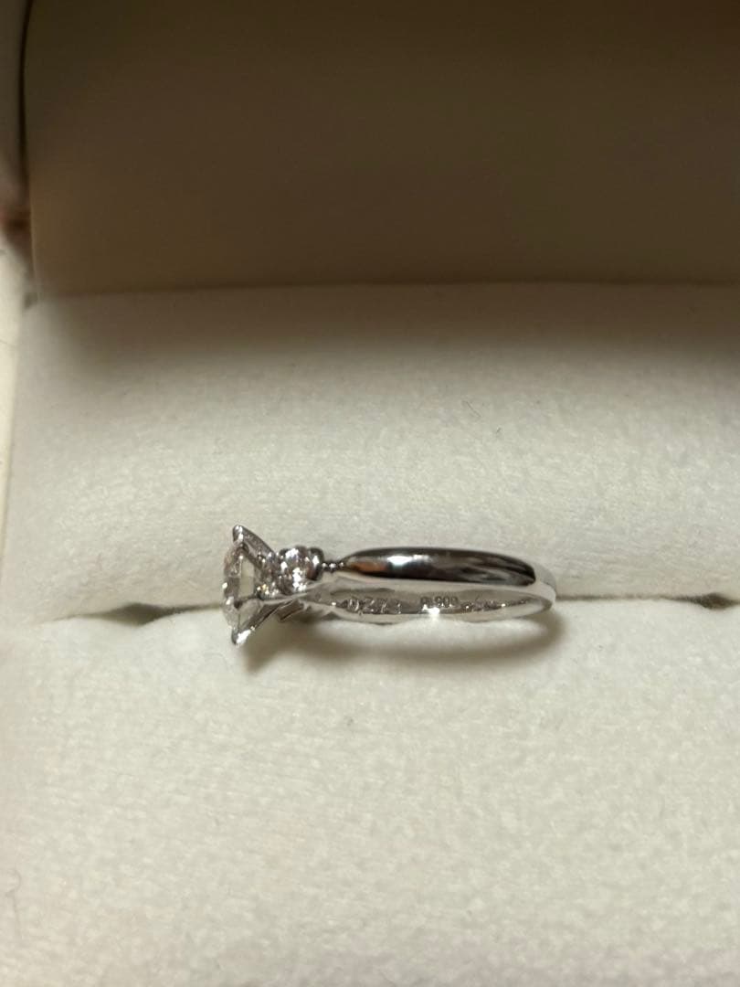 指輪 センターのダイヤのみ0.752ct　鑑定書付　6.5号ぐらいダイヤ5個