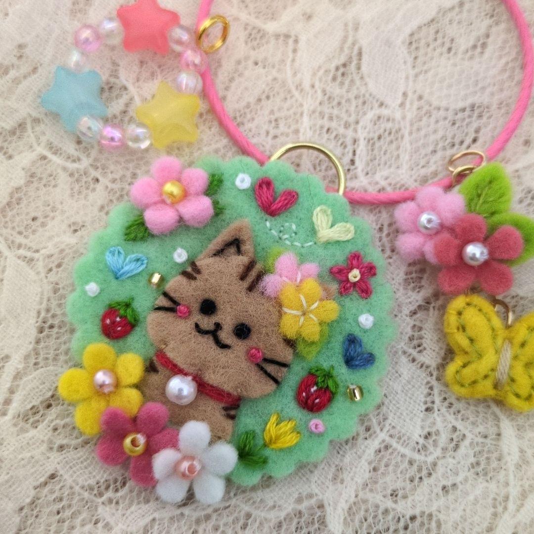 [専用　トン吉様]チャーム ストラップ 刺繍 フェルト ＊仕上げ前、コメント必須