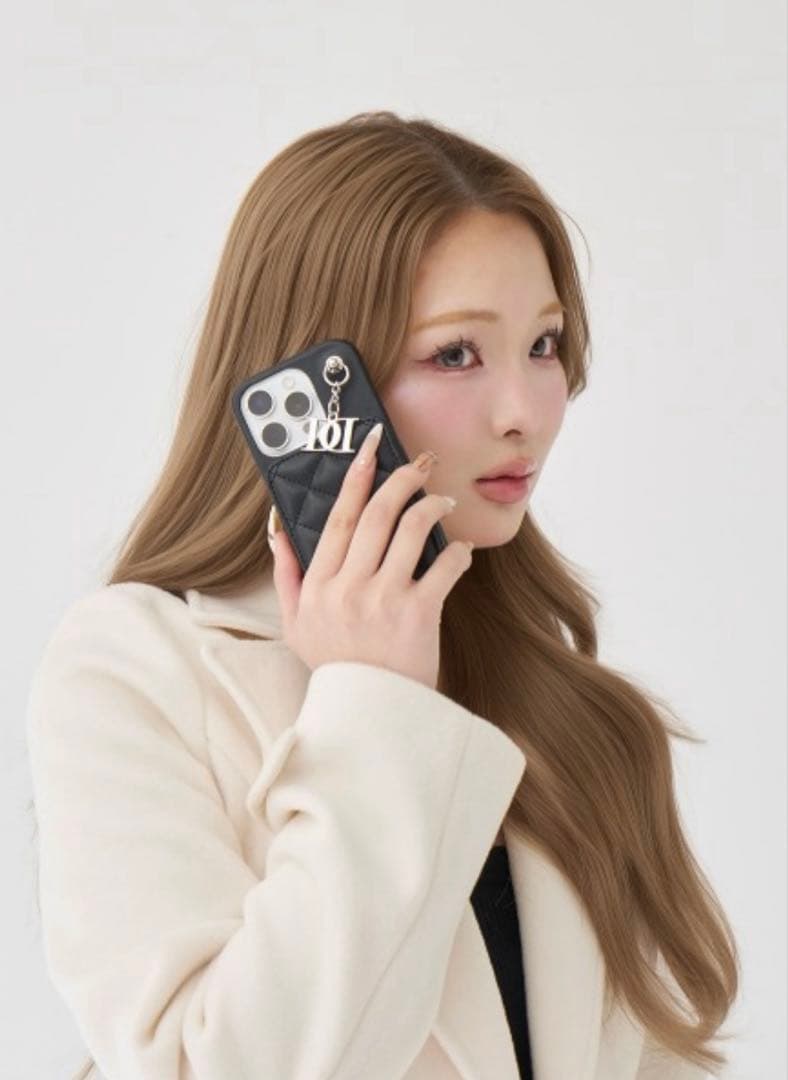ダーリッチ　キルティングミラーDDチャームiPhoneケース　15pro