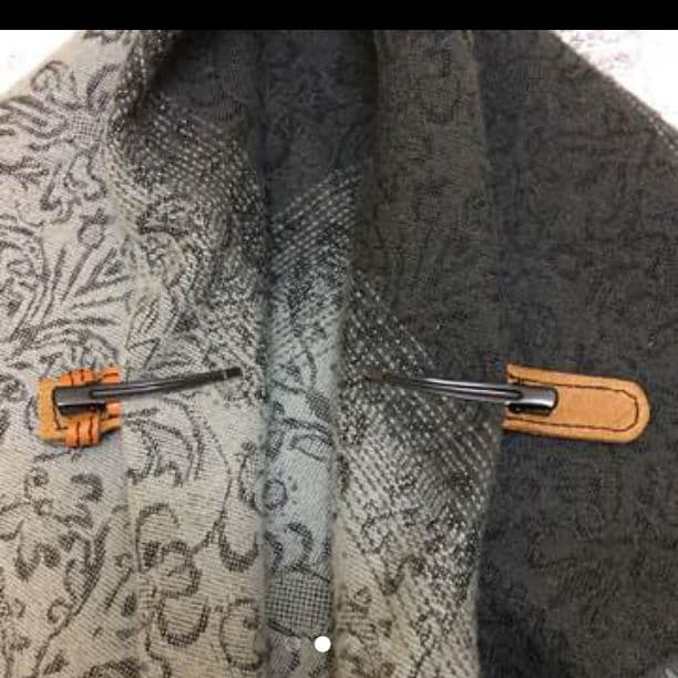 《くみょん》ストールクリップ ベルト風  ハンドメイド レザー