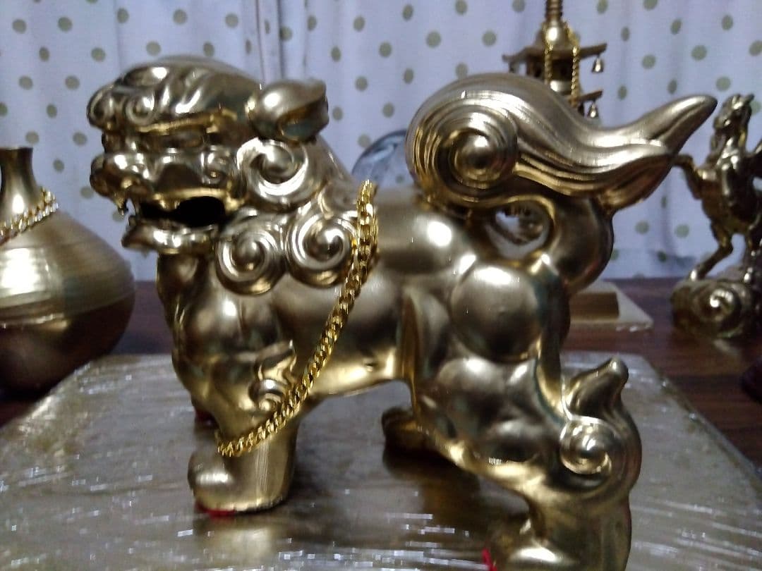 金属製 獅子の置物 台座、金杯付き