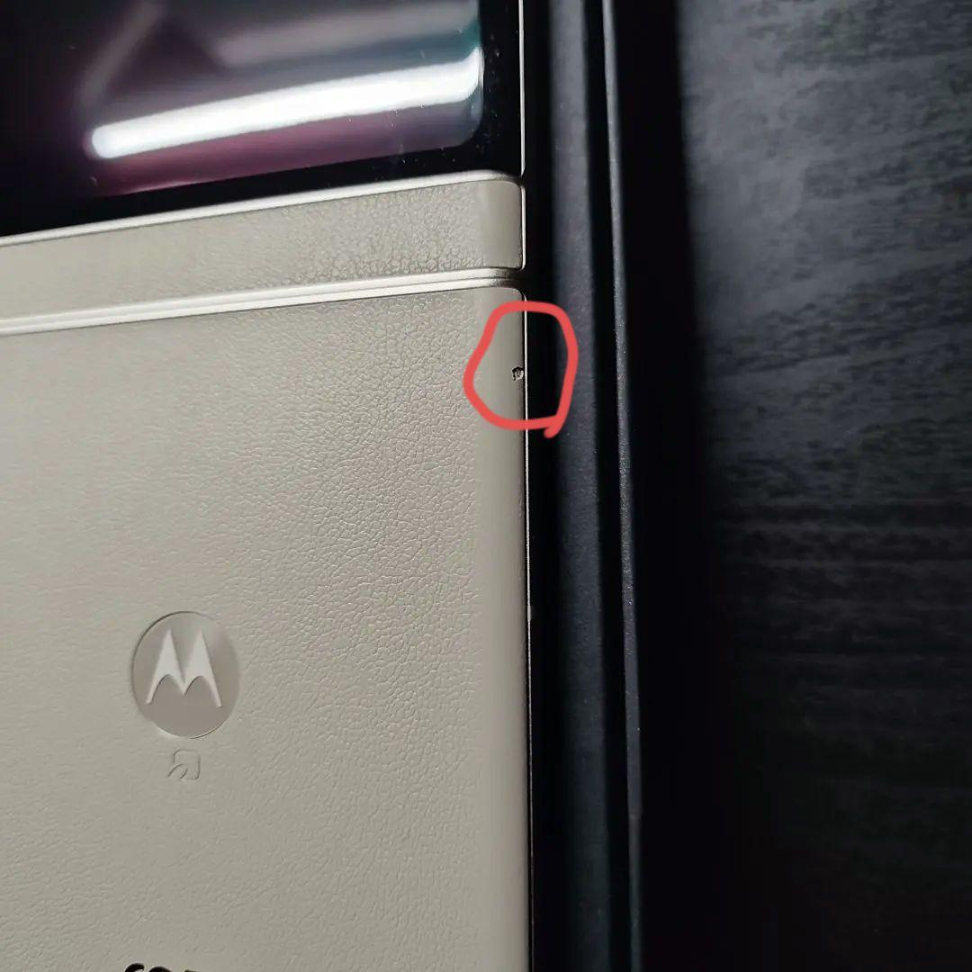 (国内版SIMフリー)motorola razr50 サンドクリーム
