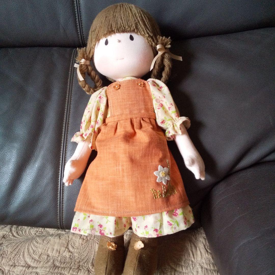 ステキなオレンジ色のエプロンを した らんちゃんです。 米山京子さん風