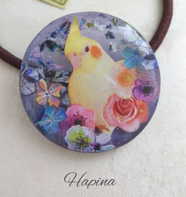 お花の中のインコちゃんラウンドレジンヘアゴム