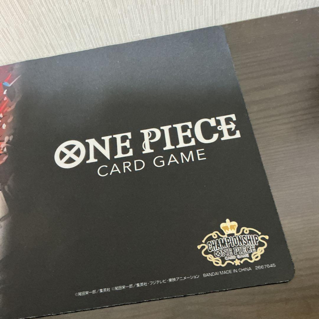 ONE PIECE オフィシャルカードケース　４個　と　プレイマット
