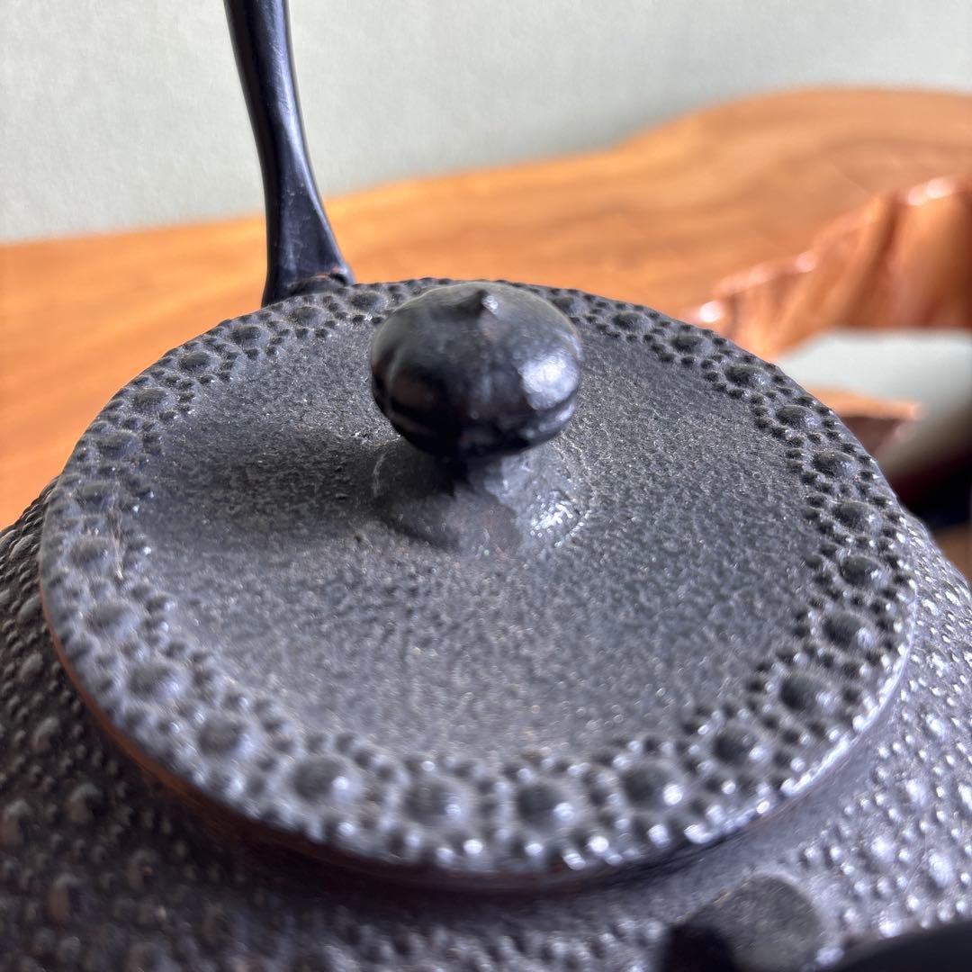 南部鉄瓶 平丸型亀甲アラレ 南部三厳堂造 南部鉄器 茶道具 紙箱 1.2リットル