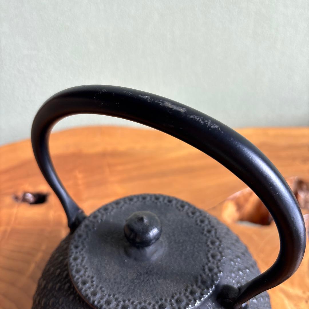 南部鉄瓶 平丸型亀甲アラレ 南部三厳堂造 南部鉄器 茶道具 紙箱 1.2リットル