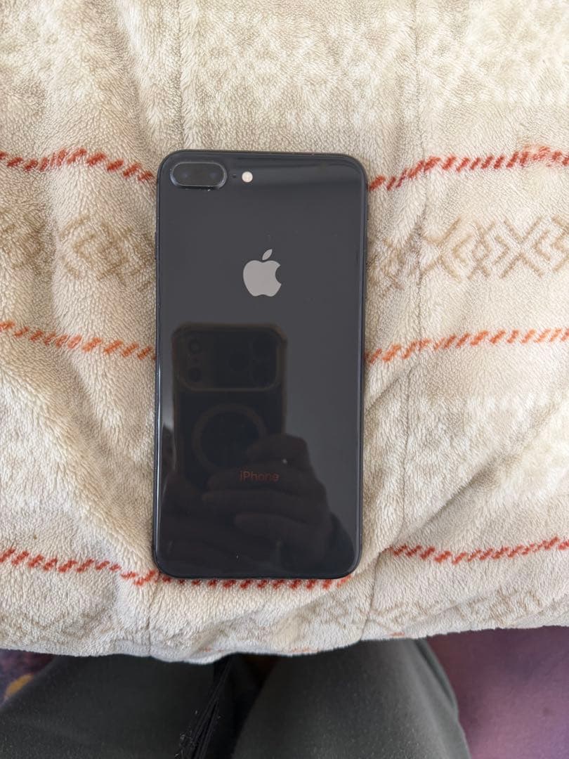 Apple iPhone 8プラス　スペースグレー