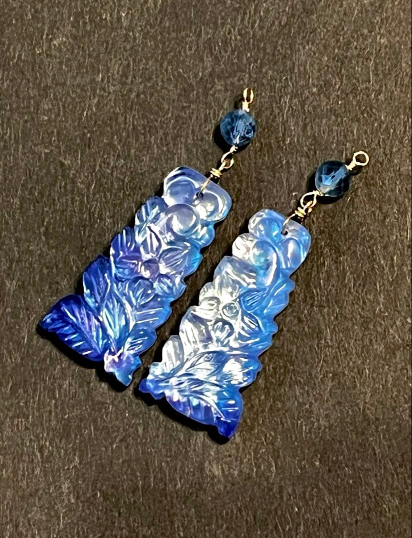 ラピスラズリ×マザオパ×水晶のトリプレットカービングピアス