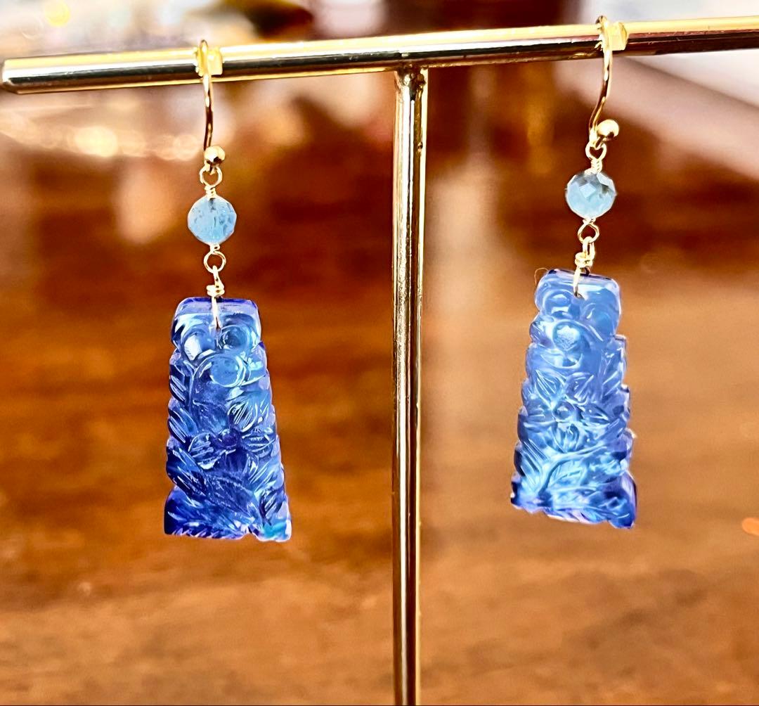 ラピスラズリ×マザオパ×水晶のトリプレットカービングピアス