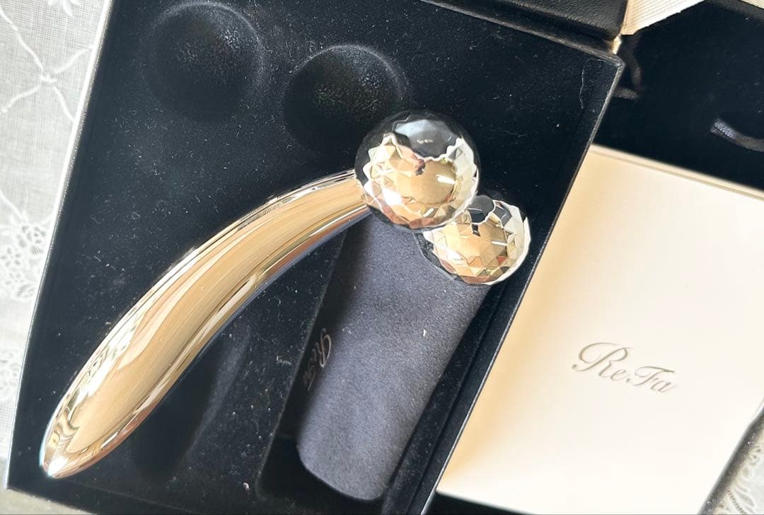 60%以下！リファReFa 美顔ローラー シルバー　小顔✨定価¥18,500円