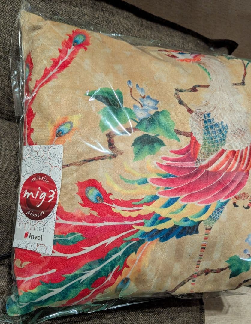 お値下げしました! 【新品　未使用】　 インヴェル　 鳳凰デザイン クッション
