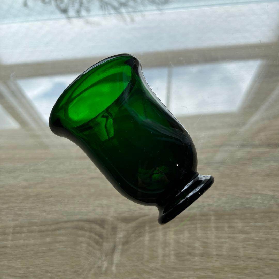 骨董　時代ガラス　手吹きガラス　希少　緑色ガラス　酒器　盃　猪口　１客