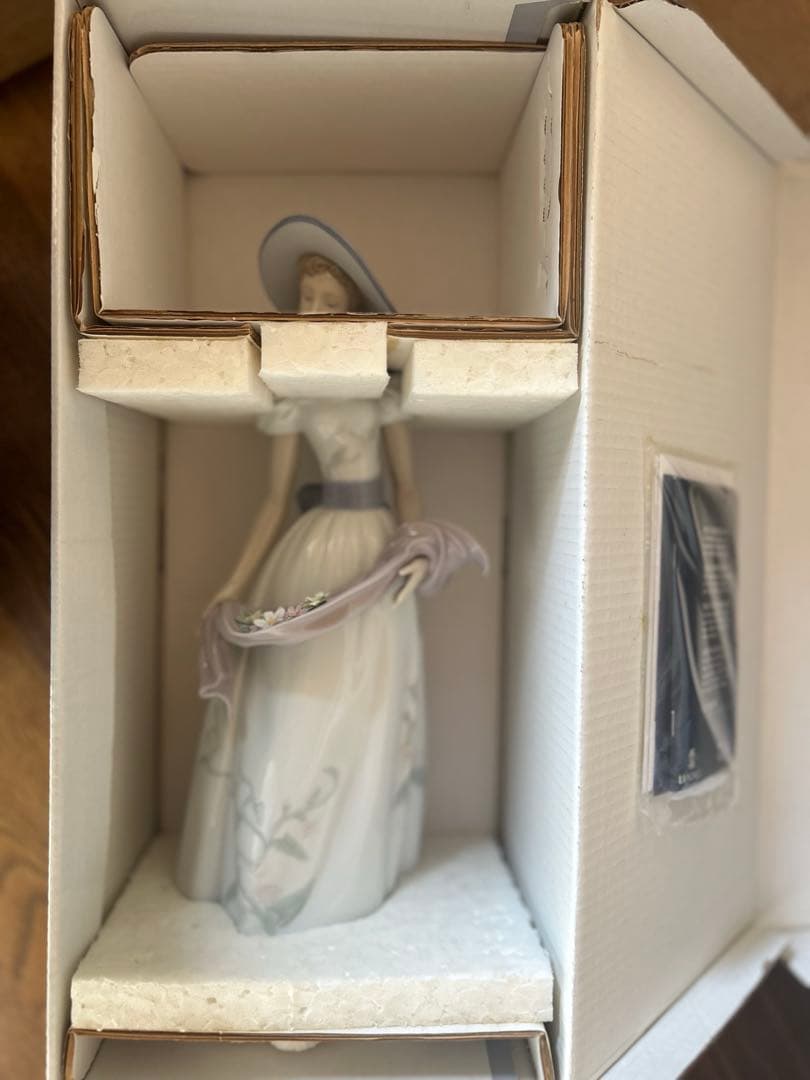 リアドロ　かぐわしき花　陶器人形　美品1週間だけ飾りました　41×18くらい