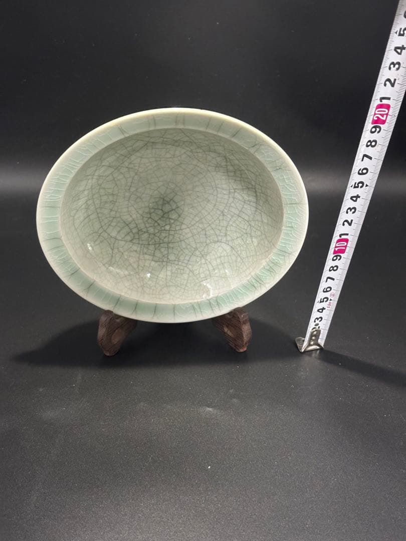 中国　淡い緑色のひび割れ模様の陶器皿