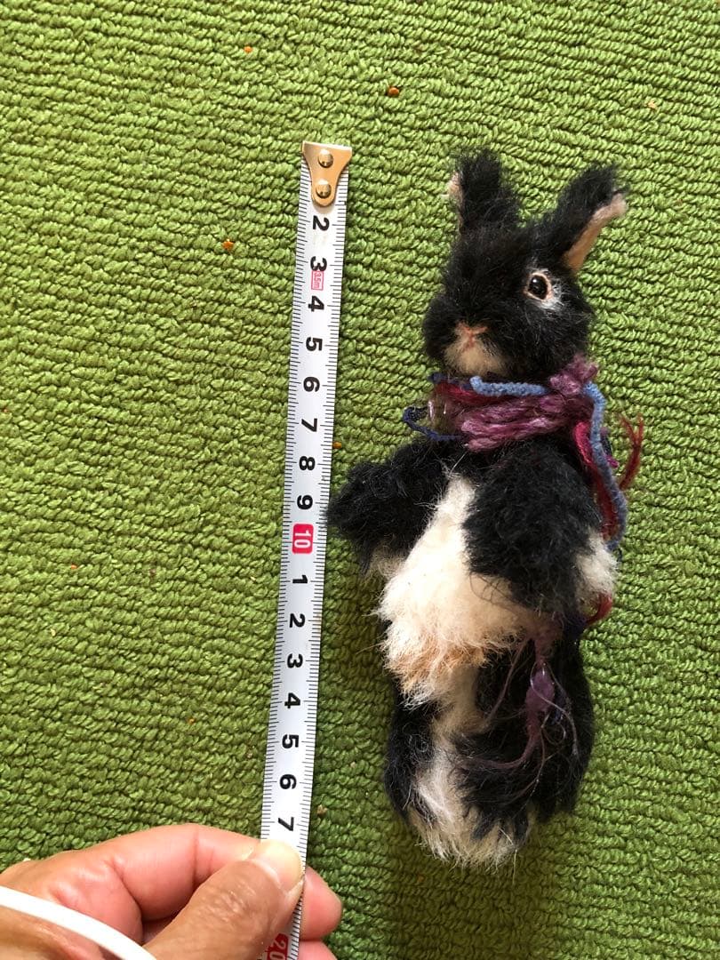 手のひらサイズの黒白ウサギぬいぐるみ