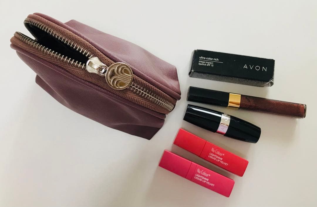 シャネル口紅、Avon口紅、ニュースキンき口紅2、合わせて4本　ポーチセット
