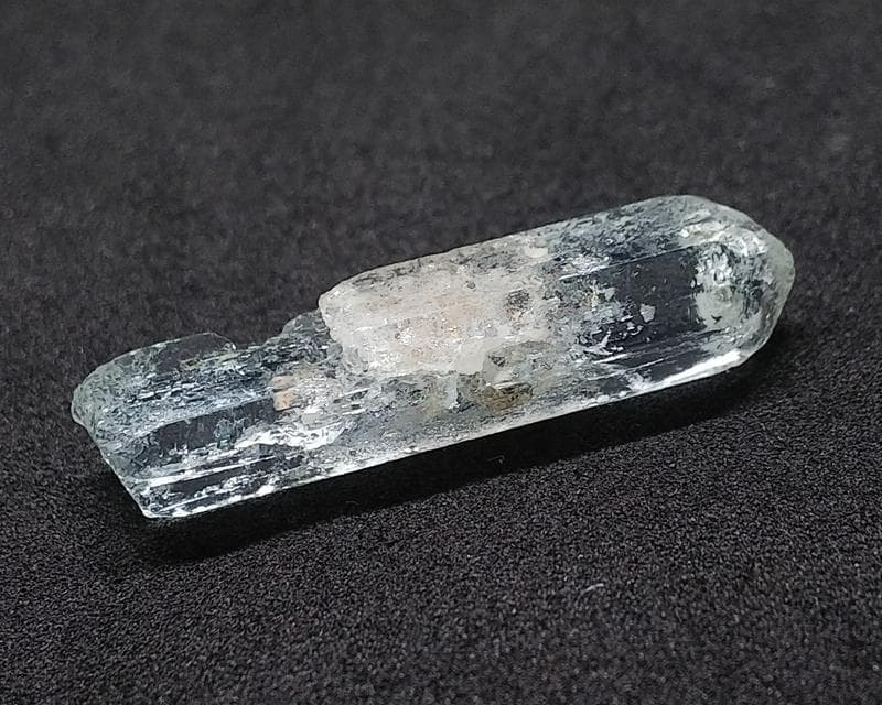 525 ガーネット内包 アクアマリン 結晶 原石 ブラジル産