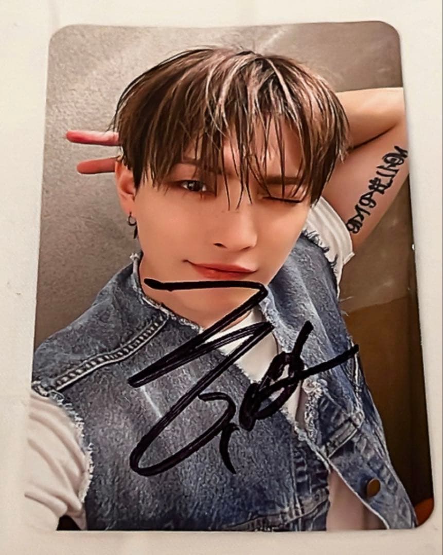 ATEEZセンドオフ サイン トレカ　ホンジュン　タトゥー　tattoo
