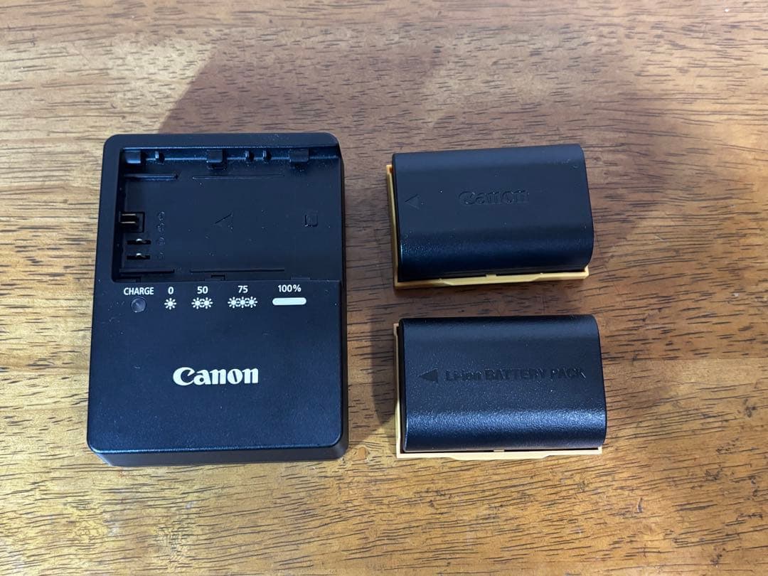 Canon EOS 7D Mark II ボディ（バッテリー2個付き）