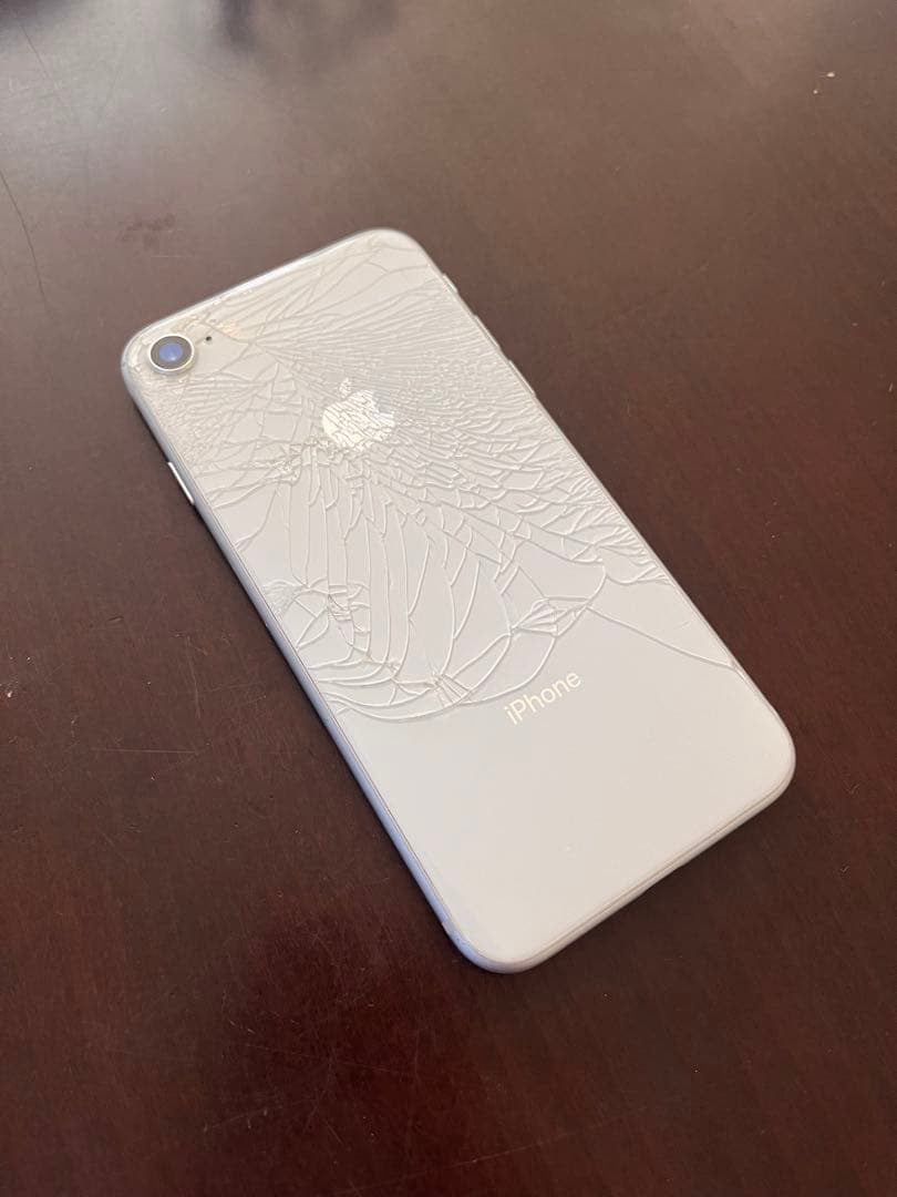Apple iPhone 8シルバー 本体　背面にヒビあり
